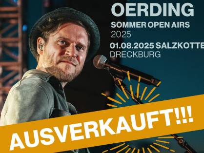 Das Foto zeigt Johannes Oerding. Er hält eine rotbraune Gitarre in der Hand, trägt einen schwarzen Hut und ein dunkelgrünes Hemd. Im Vordergrund ist ein orangenes Banner, auf dem mit weißer Schrift &quot;ausverkauft!!!&quot; steht.