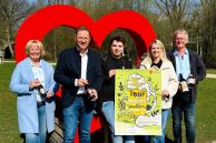 Moni Werner (Stadt Salzkotten), Bürgermeister Ulrich Berger, Lukas Risse (VenueVibe GmbH, Organisator Bierfest), Stefanie Klenke (Geschäftsführerin Salzkotten Marketing) und Klaus Schröder (Koordinator Bierfest) stehen im Franz-Kleine-Park vor einer Herz-Parkbank und halten Bier und Plakate in den Händen
