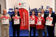 Bildzeile (Stadt Salzkotten/Stefanie Klenke): v. l. Hubert Berger (2. Vors. DRK-Ortsverein Salzkotten), Michael Fechtler (1. Vors. DRK-Ortsverein Salzkotten), Lisa von Rhein (stv. Blutspendebeauftragte DRK-OV Salzkotten), Antka Winko (Blutspendebeauftragte DRK-Ortsverein Salzkotten), Frank Goersmeier (Gebietsreferent des DRK-Blutspendedienst West) und Bürgermeister Ulrich Berger rufen zur Blutspende am Ostermontag auf.