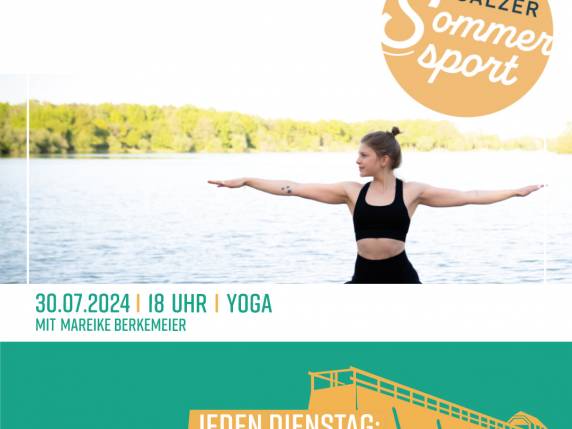 Das Foto zeigt eine Frau in Sportbekleidung, die am Ufer eines Sees Yoga macht.